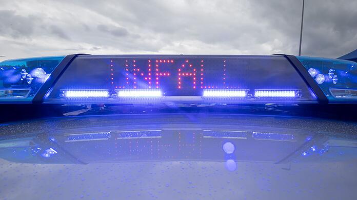 Ein Blaulicht und eine LED-Anzeige leuchten auf dem Dach eines Polizeifahrzeugs.