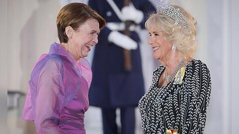 Haben sichtlich Spaß miteinander: Queen Consort Camilla (r.) und die Gattin von Bundespräsident Frank-Walter Steinmeier, Elke Büdenbender, im Schloss Bellevue in Berlin.