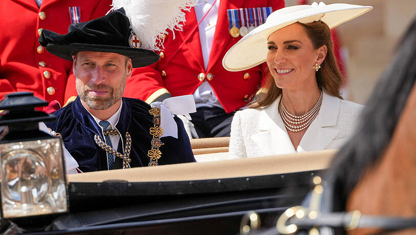 Prinz William muss sich als Thronfolger an die Traditionen halten. Prinzessin Kate findet es oft lustig.