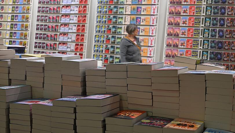 B&uuml;cher, so weit das Auge reicht: dtv-Messestand bei der Frankfurter Buchmesse 2025. (Archivbild)