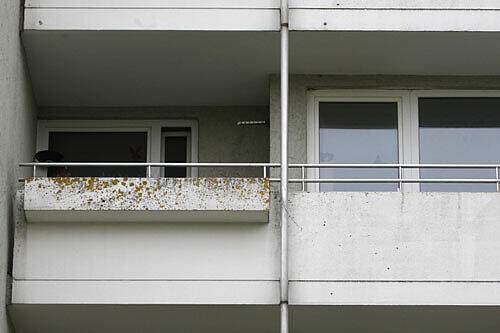 Alexandra S. soll das tote Baby in eine Plastiktüte gepackt und auf dem Balkon versteckt haben, wo das Bündel zweieinhalb Monate später gefunden wurde.