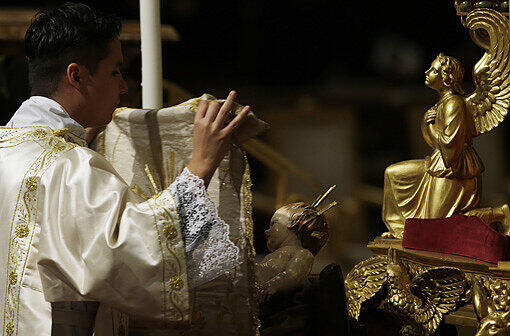 Der Papst hat im Petersdom in Rom die Mitternachtsmesse geleitet