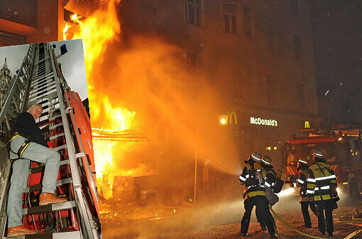 Ein brandgefährlicher Job: Männer der Berufsfeuerwehr löschen den Brand nach der Explosion der Schwabinger Bombe im vorigen Sommer. Kleines Bild: KVR-Chef Wilfried Blume-Beyerle auf der Feuerwehrleiter.