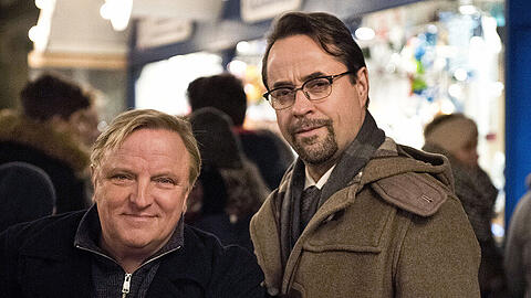 Auf dem Weihnachtsmarkt ist die Stimmung bei Kommissar Frank Thiel (Axel Prahl, l.) und Prof. Karl-Friedrich Boerne (Jan Josef Liefers) noch gut