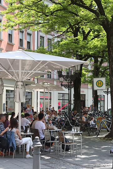 In den Cafés tummeln sich die Sonnenanbeter.