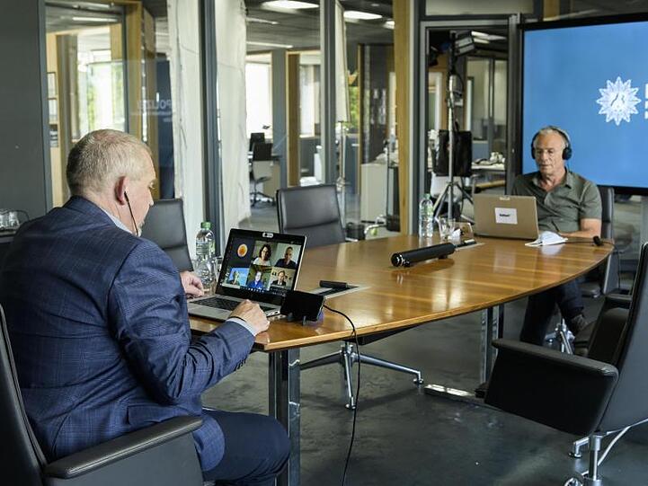 Klaus J. Behrendt (r) und Dietmar Bär bei den Dreharbeiten zur "Tatort"-Folge "Brennen sollst Du".