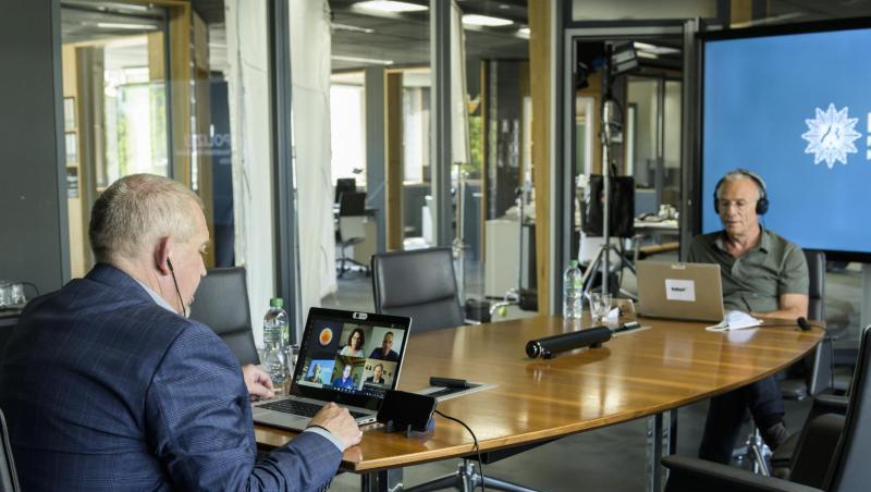 Klaus J. Behrendt (r) und Dietmar Bär bei den Dreharbeiten zur "Tatort"-Folge "Brennen sollst Du". Klaus J. Behrendt (r) und Dietmar Bär bei den Dreharbeiten zur "Tatort"-Folge "Brennen sollst Du".