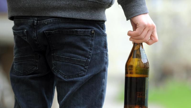 Ein Jugendlicher hält eine geöffnete Bierflasche in der Hand. Foto: picture alliance / dpa/Archivbild Ein Jugendlicher hält eine geöffnete Bierflasche in der Hand. Foto: picture alliance / dpa/Archivbild