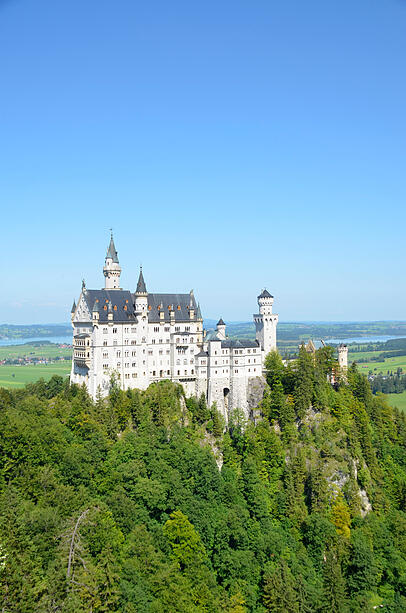Blick auf das Schloss Neuschwanstein: Eine günstige Fahrt zu königlichen Schlössern. Blick auf das Schloss Neuschwanstein: Eine günstige Fahrt zu königlichen Schlössern.
