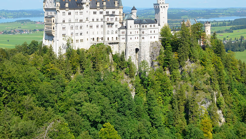 Blick auf das Schloss Neuschwanstein: Eine günstige Fahrt zu königlichen Schlössern. Blick auf das Schloss Neuschwanstein: Eine günstige Fahrt zu königlichen Schlössern.