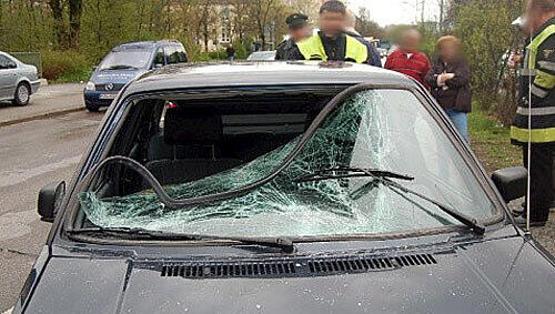 Schlimmer Unfall am Waldfriedhof: Zwei Rentner prallten mit voller Wucht gegen die Windschutzscheibe dieses Golfs. Schlimmer Unfall am Waldfriedhof: Zwei Rentner prallten mit voller Wucht gegen die Windschutzscheibe dieses Golfs.