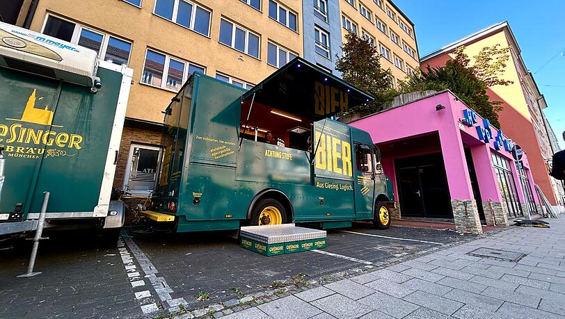 Hier wird Giesinger Bräu gezapft: Ausschank im Biertruck in der Paul-Heyse-Straße 18.