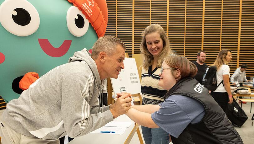 Tobias Angerer (l) hat als Special Olympics-Botschafter die Einkleidung der Athleten begleitet.