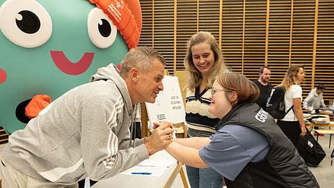 Tobias Angerer (l) hat als Special Olympics-Botschafter die Einkleidung der Athleten begleitet.