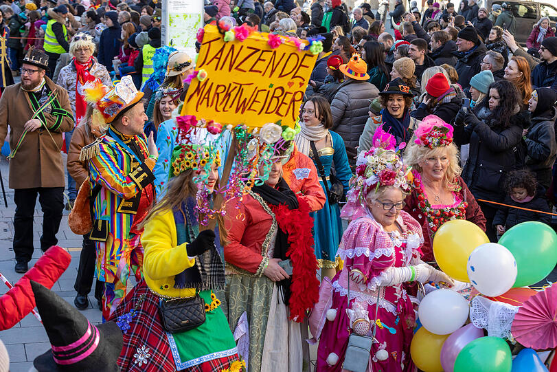 Die Tanzenden Marktweiber während eines Faschingsumzugs der Damischen Ritter in München.