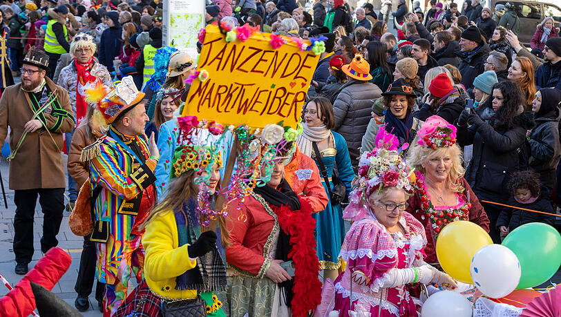 Die Tanzenden Marktweiber während eines Faschingsumzugs der Damischen Ritter in München.
