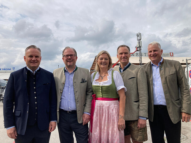 Wiesn-Chef und Wirtschafts Referent, Christian Scharpf (SPD), Ko-Referent Manuel Pretzl (CSU), Wiesn-Stadträtin Anja Berger (Bündnis 90/Die Grünen), Wiesn-Wirte-Sprecher Peter Inselkammer und Gastronom Christian Schottenhamel stehen am Rande der Auftakt-Pressekonferenz zum Oktoberfest 2025 zusammen. Wiesn-Chef und Wirtschafts Referent, Christian Scharpf (SPD), Ko-Referent Manuel Pretzl (CSU), Wiesn-Stadträtin Anja Berger (Bündnis 90/Die Grünen), Wiesn-Wirte-Sprecher Peter Inselkammer und Gastronom Christian Schottenhamel stehen am Rande der Auftakt-Pressekonferenz zum Oktoberfest 2025 zusammen.
