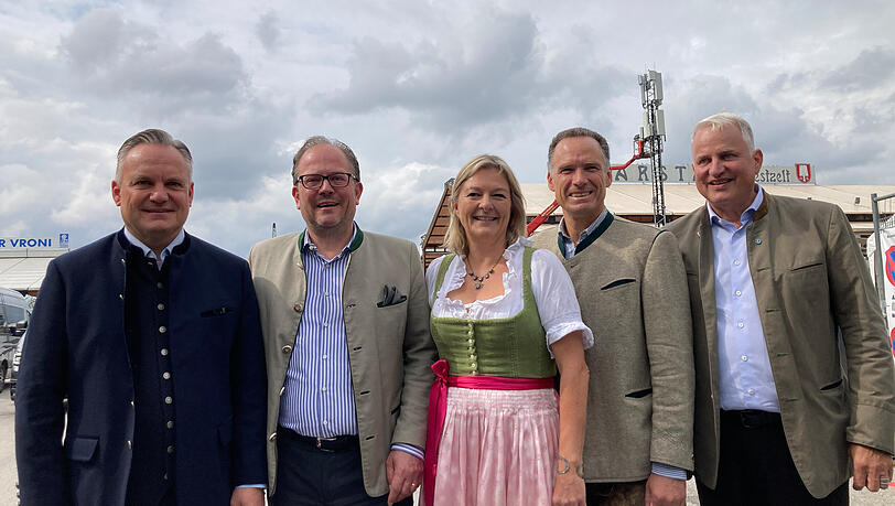 Wiesn-Chef und Wirtschafts Referent, Christian Scharpf (SPD), Ko-Referent Manuel Pretzl (CSU), Wiesn-Stadträtin Anja Berger (Bündnis 90/Die Grünen), Wiesn-Wirte-Sprecher Peter Inselkammer und Gastronom Christian Schottenhamel stehen am Rande der Auftakt-Pressekonferenz zum Oktoberfest 2025 zusammen.