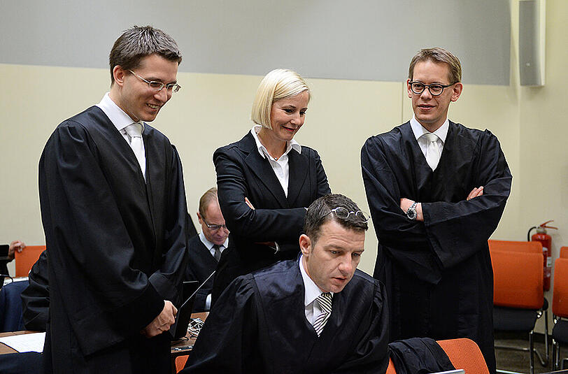 Beate Zschäpes Anwälte Mathias Grasel (l-r), Wolfgang Stahl (vorne), Anja Sturm und Wolfgang Heer bleiben die Pflichtverteidiger. Der Antrag auf einen fünften Rechtsanwalt wurde vom Gericht abgelehnt.