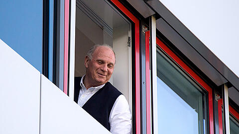 Ex-Bayern-Präsident Uli Hoeneß muss nur noch zum Schlafen in die JVA, tagsüber arbeitet er in der Jugendabteilung des FC Bayern.
