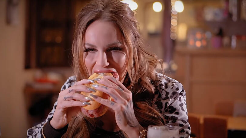 Appetitlich? Gina-Lisa beißt im Video genüsslich in eine Mett-Semmel.