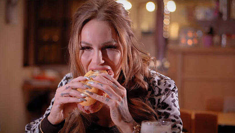 Appetitlich? Gina-Lisa beißt im Video genüsslich in eine Mett-Semmel. Appetitlich? Gina-Lisa beißt im Video genüsslich in eine Mett-Semmel.