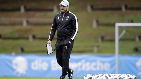 Tritt wieder gegen den Ball - zumindest ein bisschen: Löwen-Trainer Daniel Bierofka.