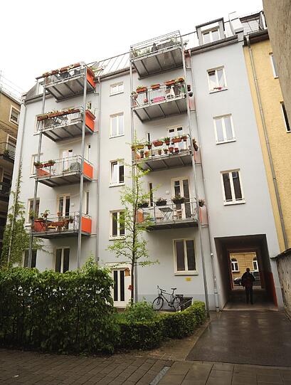 BALKON IN BESTER LAGE: 
Top-Adresse mitten im Glockenbachviertel: Die Mietpreise schwanken in der Klenzestraße in äußerst attraktiver Lage zwischen 12,59 Euro und 14,20 Euro. Zwei neue Wohnungen sind bei der Sanierung entstanden, 270 Quadratmeter Wohnfläche wurden gewonnen. Gekostet hat das 2009 fertig gestellte Sanierungsprojekt der Stadt 2,1 Millionen Euro.