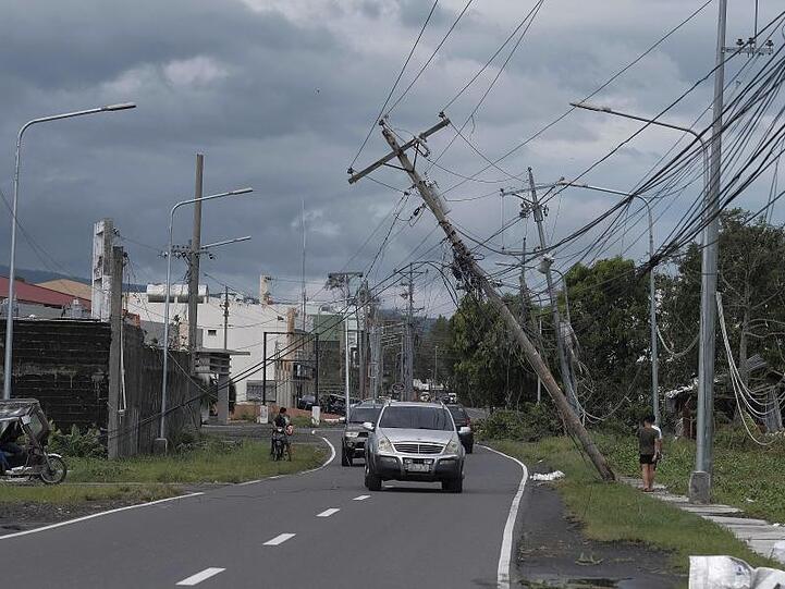 Umgeknickte Strommasten in Legazpi: Nach dem Durchzug des tropischen Wirbelsturms "Kammuri" steigt die Zahl der Toten auf den Philippinen weiter an.