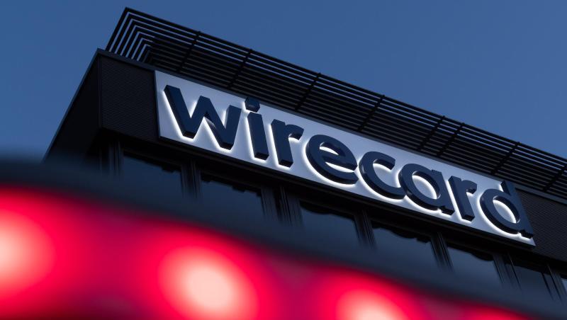 Rote Lichter leuchten vor dem Schriftzug von Wirecard an der Firmenzentrale des Zahlungsdienstleisters in Aschheim. Rote Lichter leuchten vor dem Schriftzug von Wirecard an der Firmenzentrale des Zahlungsdienstleisters in Aschheim.