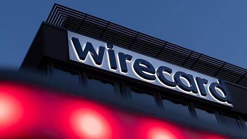 Rote Lichter leuchten vor dem Schriftzug von Wirecard an der Firmenzentrale des Zahlungsdienstleisters in Aschheim.