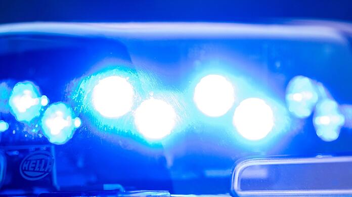 Ein Blaulicht leuchtet auf dem Dach einer Polizeistreife.