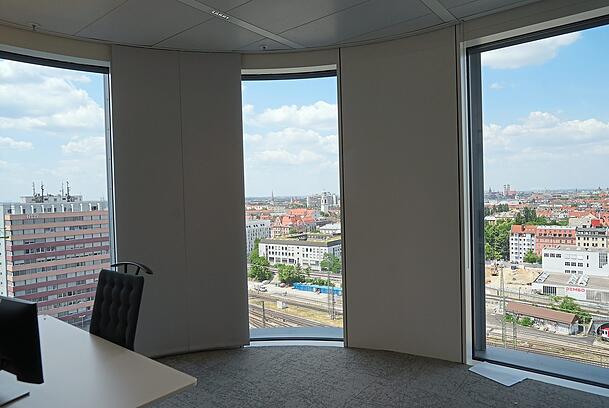 Aus den oberen Stockwerken des Turms im Optineo schaut man in alle Richtungen weit über die Dächer Münchens. Rechts zu sehen: die Frauenkirche. Aus den oberen Stockwerken des Turms im Optineo schaut man in alle Richtungen weit über die Dächer Münchens. Rechts zu sehen: die Frauenkirche.