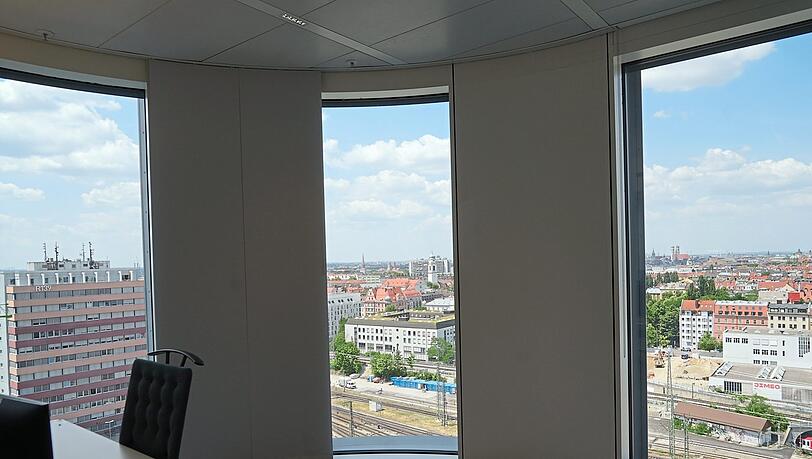 Aus den oberen Stockwerken des Turms im Optineo schaut man in alle Richtungen weit über die Dächer Münchens. Rechts zu sehen: die Frauenkirche. Aus den oberen Stockwerken des Turms im Optineo schaut man in alle Richtungen weit über die Dächer Münchens. Rechts zu sehen: die Frauenkirche.