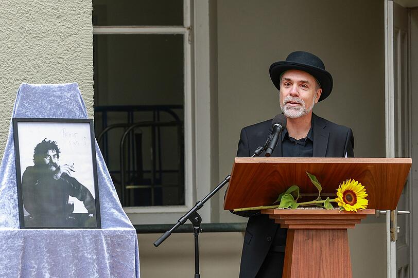 "Bloß koan Pfarrer" habe Ringo Praetorius sich für seine Trauerfeier gewünscht, sagt Neffe Michael Praetorius in seiner Rede am Friedhof. "Bloß koan Pfarrer" habe Ringo Praetorius sich für seine Trauerfeier gewünscht, sagt Neffe Michael Praetorius in seiner Rede am Friedhof.