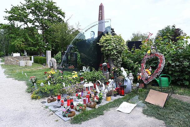 Die Grabst&auml;tte von Falco auf dem Wiener Zentralfriedhof. Zu Ehren des S&auml;ngers hinterlassen Fans regelm&auml;&szlig;ig Nachrichten, Geschenke und Kerzen.