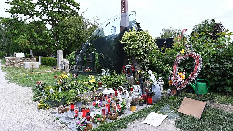 Die Grabst&auml;tte von Falco auf dem Wiener Zentralfriedhof. Zu Ehren des S&auml;ngers hinterlassen Fans regelm&auml;&szlig;ig Nachrichten, Geschenke und Kerzen.