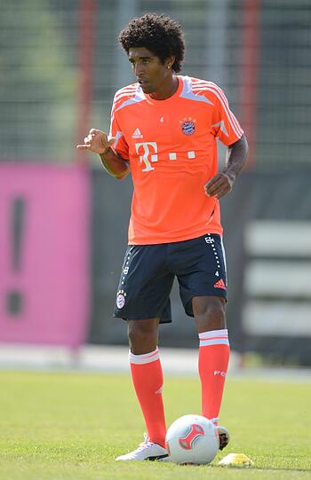 Neuzugang Dante am Ball.