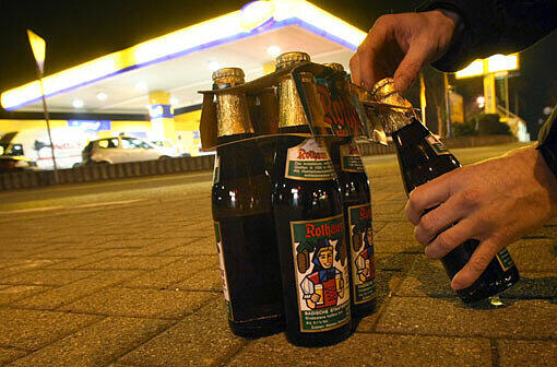 Abends an der Tanke noch schnell ein Bier kaufen - das war einmal. Die JuLis wollen dagegen nun protestieren.