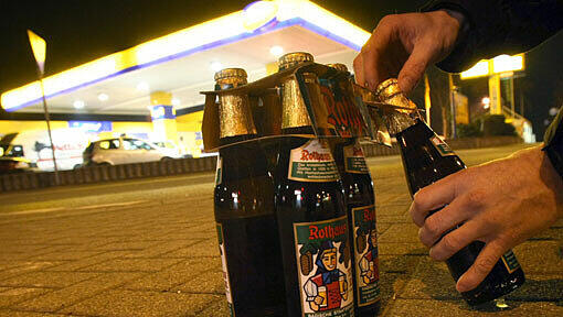 Abends an der Tanke noch schnell ein Bier kaufen - das war einmal. Die JuLis wollen dagegen nun protestieren. Abends an der Tanke noch schnell ein Bier kaufen - das war einmal. Die JuLis wollen dagegen nun protestieren.