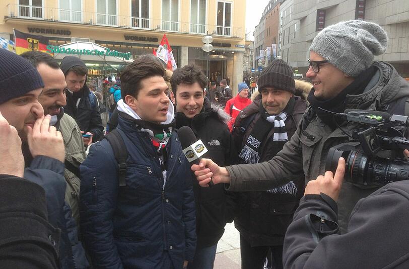 Auch Fernsehteams sind schon auf die italienischen Besucher aufmerksam geworden.
