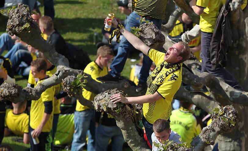 Glück in Dosen - die Double-Feier 2012 macht diesem Dortmund-Fan überglücklich