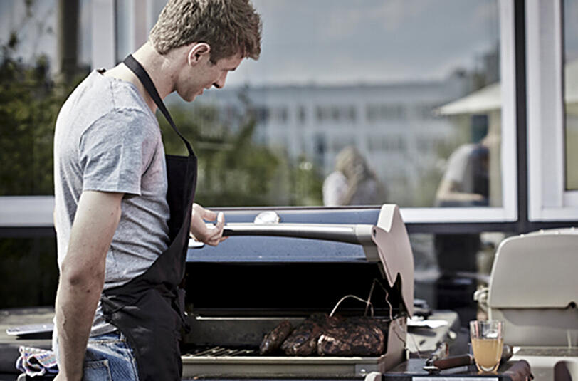 Statt Döner steht bei Thomas Müller etwas anderes auf dem Programm. Für einen Werbepartner gibt er den Grillmeister.