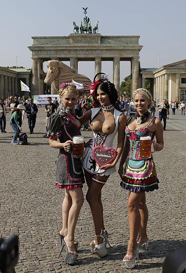 Micaela Schäfer macht am Brandenburger Tor in Berlin Werbung für die Wiesn.