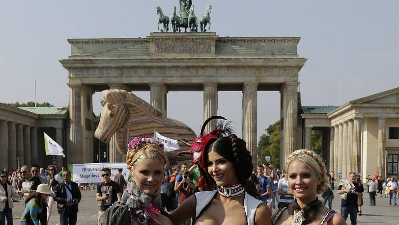 Micaela Schäfer macht am Brandenburger Tor in Berlin Werbung für die Wiesn. Micaela Schäfer macht am Brandenburger Tor in Berlin Werbung für die Wiesn.