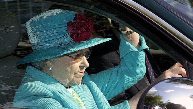 Sie will nicht mehr selbst fahren: Queen Elizabeth II. sucht einen Chauffeur Sie will nicht mehr selbst fahren: Queen Elizabeth II. sucht einen Chauffeur
