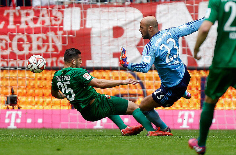 Flog gegen den FC Augsburg vom Platz: Bayerns Ersatztorwart Pepe Reina.