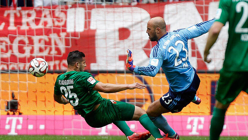 Flog gegen den FC Augsburg vom Platz: Bayerns Ersatztorwart Pepe Reina. Flog gegen den FC Augsburg vom Platz: Bayerns Ersatztorwart Pepe Reina.