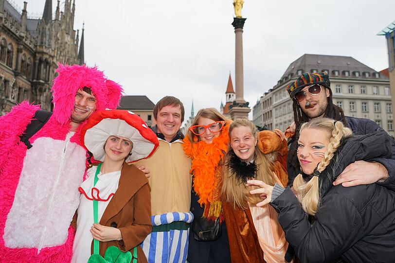 In München läuft die heiße Phase der närrischen Zeit, die Faschingsfans genießen die Highlights: "München narrisch" (bis 9. Februar), den Rosenmontag (8. Februar) und am Faschingsdienstag (9. Februar) der traditionelle Tanz der Marktfrauen auf dem Viktualienmarkt. Die Bilder vom Sonntag...