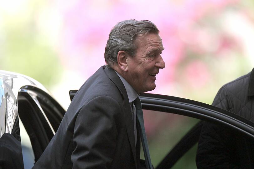 Hier steigt Gerhard Schröder im Mai 2014 zu seiner Party aus &ndash; die endet wenig später wegen einer Bombendrohung.